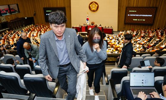 본회의장 나서는 유가족들