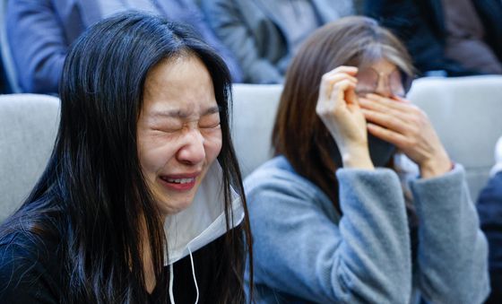 눈물 흘리는 유가족들