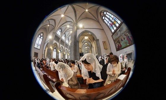 부활절 미사 참석한 신자들