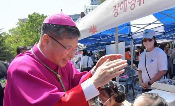 어린이들 위해 기도하는 정순택 대주교