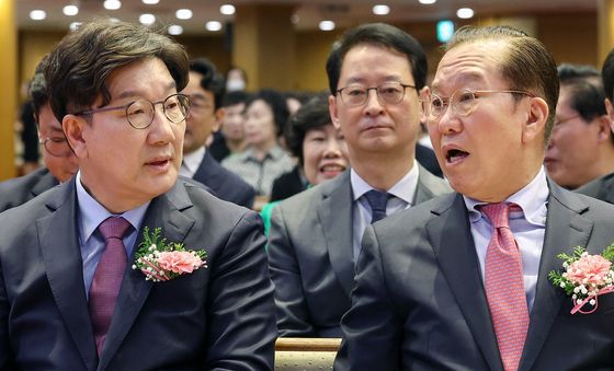 대화 나누는 與 지도부