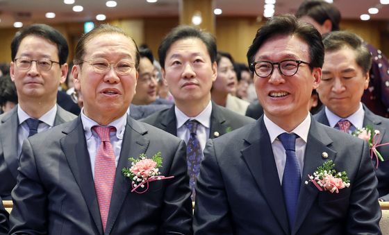 대화 나누는 권영세·김민석