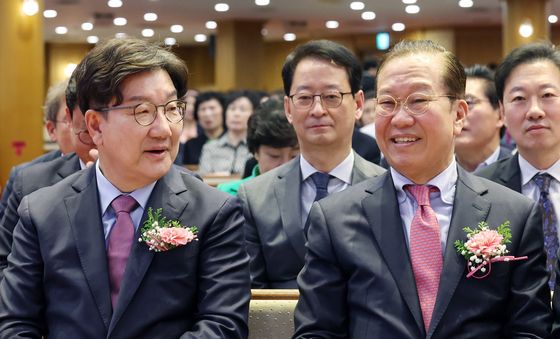 밝은 표정의 與 지도부