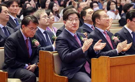 '예배 시작 앞두고'