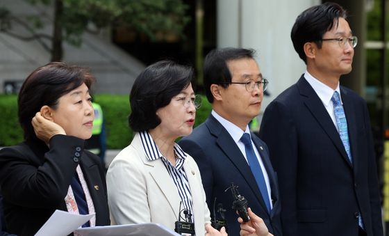 尹 전 대통령 재판 앞두고 기자회견하는 더불어민주당