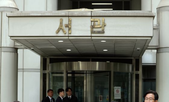 더불어민주당 "尹 전 대통령 재판, 형평성 맞지 않아"