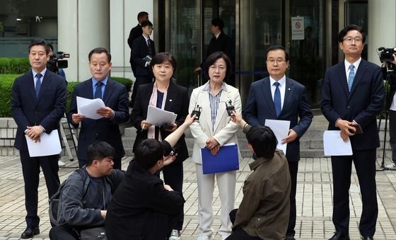 尹 전 대통령 재판 앞두고 기자회견하는 더불어민주당