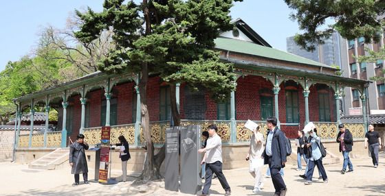 벽 세워진 정관헌