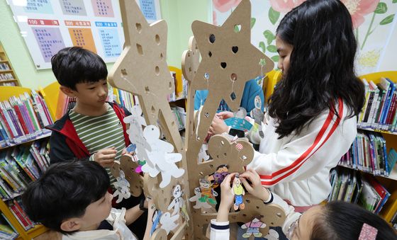 세계 책의 날 맞아 독서나무 꾸미기