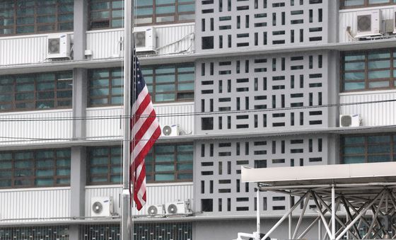 프란치스코 교황 선종 추모 조기 게양된 美 대사관