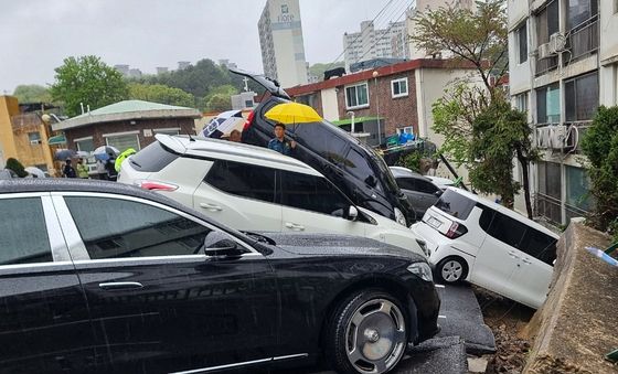 남양주 아파트 주차장 옹벽 붕괴…차량 6대 파손