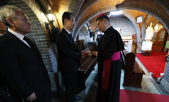 프란치스코 교황 분향소 찾은 한덕수 대통령 권한대행