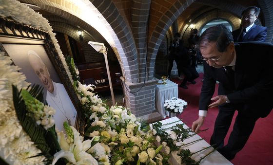 프란치스코 교황 분향소 조문하는 한덕수 권한대행