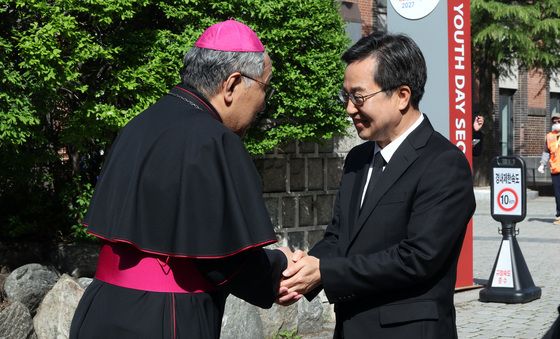 프란치스코 교황 분향소 찾은 김동연
