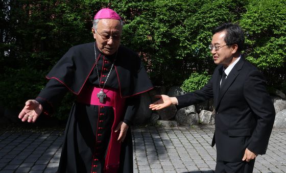 구요비 총리대주교 안내받는 김동연