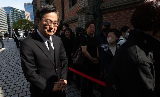 프란치스코 교황 분향소 찾은 김동연