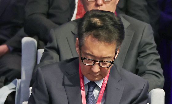 기조 연설 메모하는 빅터 차