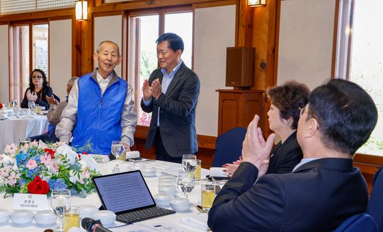 인사하는 쏘이 니콜라이씨