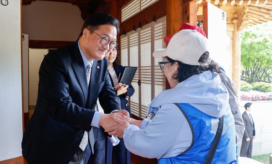 고려인 2세 맞이하는 우원식 의장