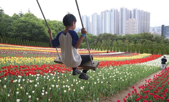 그네 타고 튤립 구경