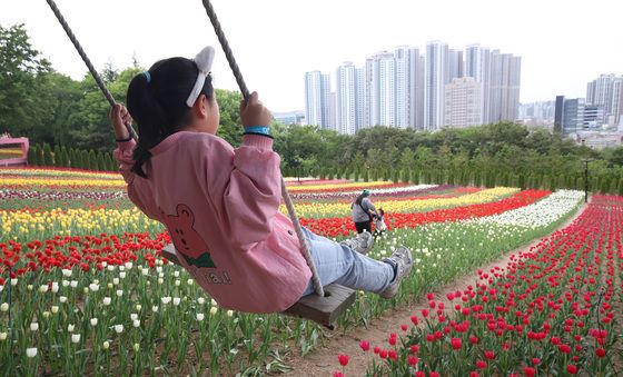 그네 타고 튤립 구경