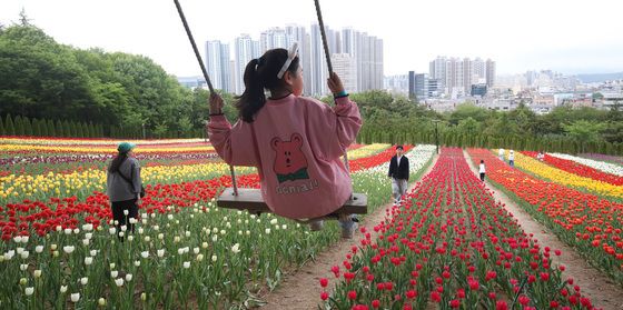 그네 타고 튤립 구경