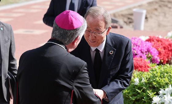 프란치스코 교황 분향소 찾은 반기문 전 유엔 사무총장