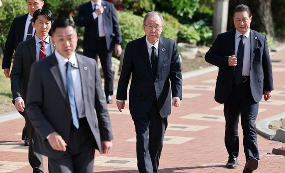 프란치스코 교황 분향소 찾은 반기문 전 유엔 사무총장