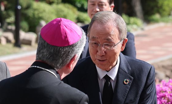 주한 교황청 대사와 인사하는 반기문 전 총장