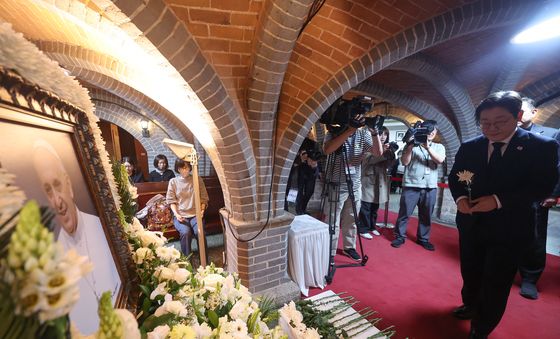 프란치스코 교황 조문하는 이재명