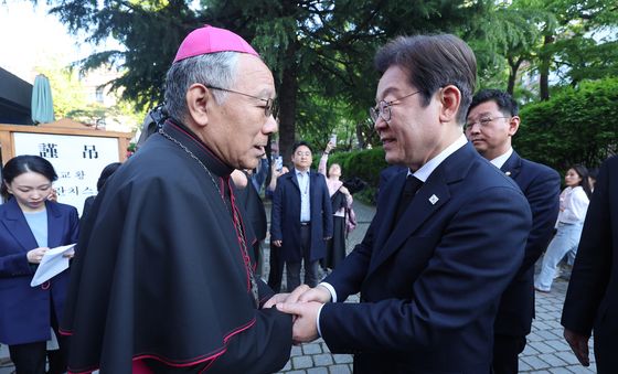 구요비 총대리와 인사나누는 이재명