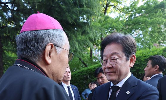 구요비 총대리와 인사나누는 이재명