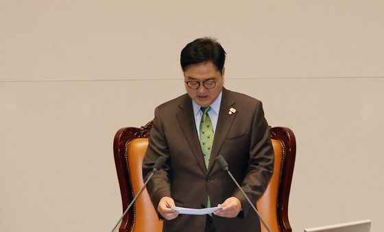 항의하는 권성동 바라보는 박찬대