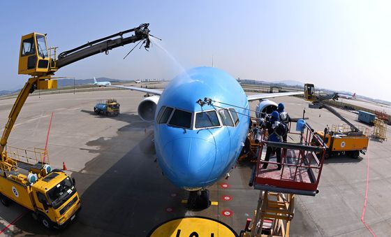 봄 맞아 먼지 닦아내는 항공기