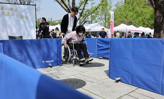 끌기 어려운 휠체어