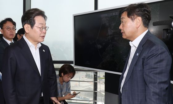 김관영 전북도지사와 대화 나누는 이재명 후보