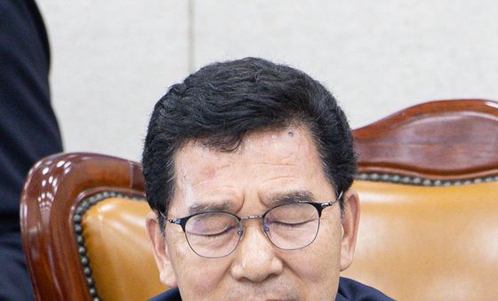 언쟁 벌이는 신정훈 행안위원장