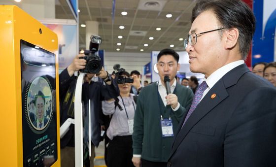 '2025 월드IT쇼'서 설명 듣는 유상임 장관