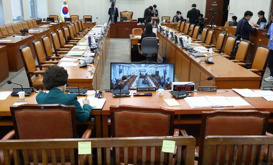 국회 행안위 정회, 자리 지키는 박선영 진실화해위원장