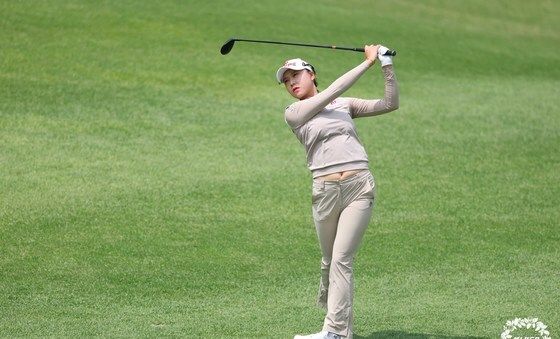 세컨드샷 치는 문정민