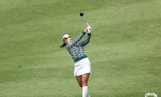 세컨드샷 치는 박현경