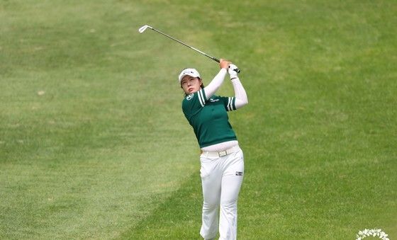 세컨드샷 치는 박지영