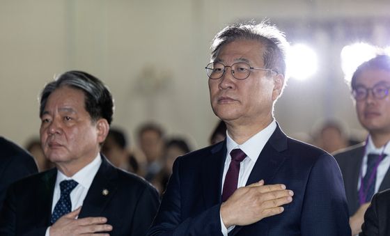 국민의례하는 박성재 장관