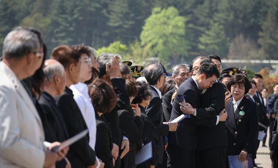 유가족 위로하는 한덕수 권한대행