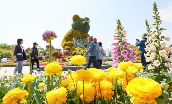 '꽃밭에서 봄 나들이'