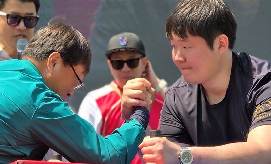 LG여성배구대회 남자 팔씨름 경기