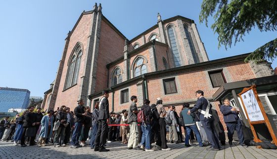 '이어지는 추모의 발걸음'