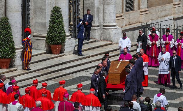 [포토] 마지막 안식처 로마의 성당으로 옮겨 지는 교황 관