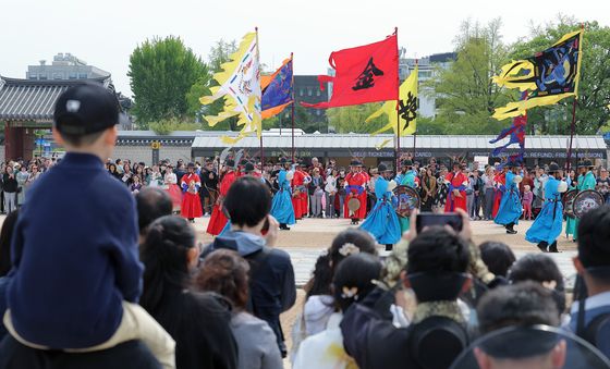 수문장 교대 의식에 집중