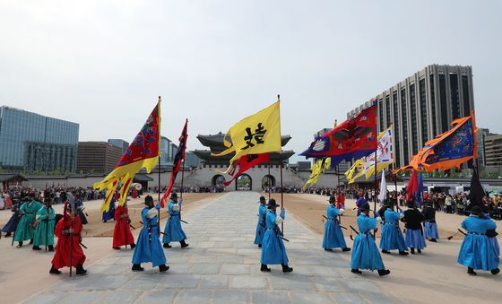 관광객 눈길 사로잡는 수문장 교대 의식